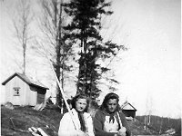 Uitolla 4  Kerttu Laine (o.s. Oksanen, s. 1925) ja Liisa Järvinen seisovat tukkien päällä keksit kädessä uitolla Saakoskella